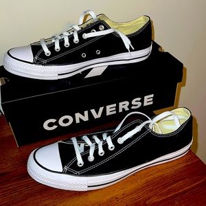 Unisex Black low top converse!